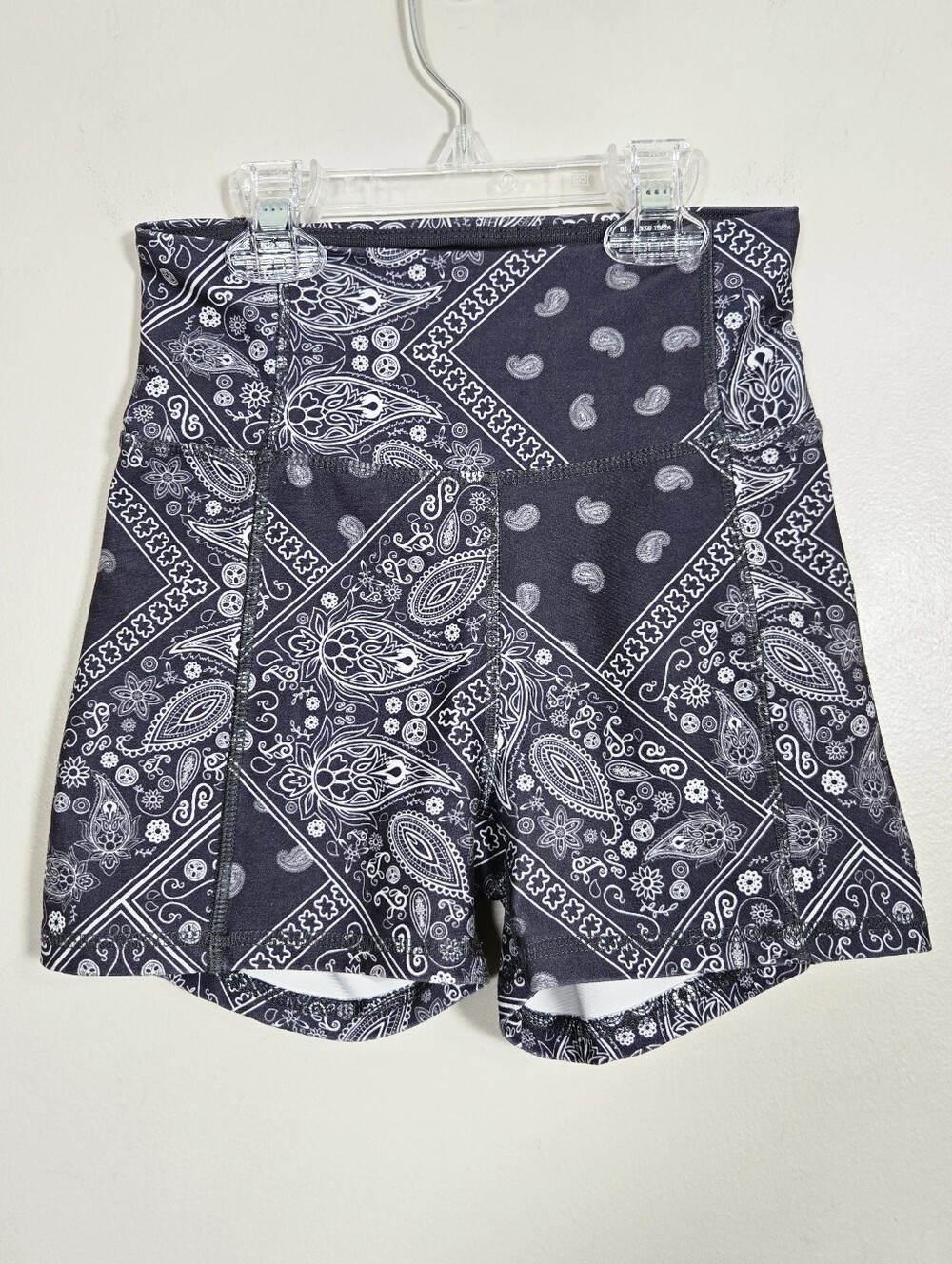 Jessica Simpson Grey & White Paisley Print Bike Shorts, Size XS ~ EUC - Picture 2 of 9